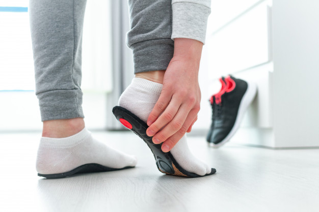 Comment choisir entre semelles et chaussures orthopédiques ?